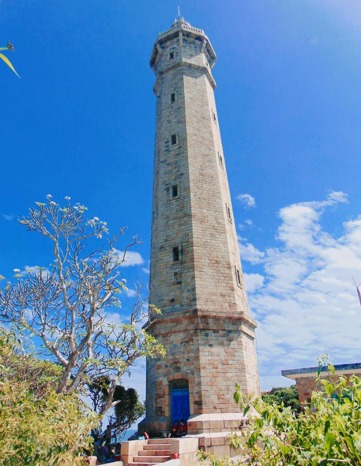 Ngọn hải đăng Kê Gà vẫn đứng sừng sững giữa trời xanh ngắt bất chấp sự thay đổi của thời gian.