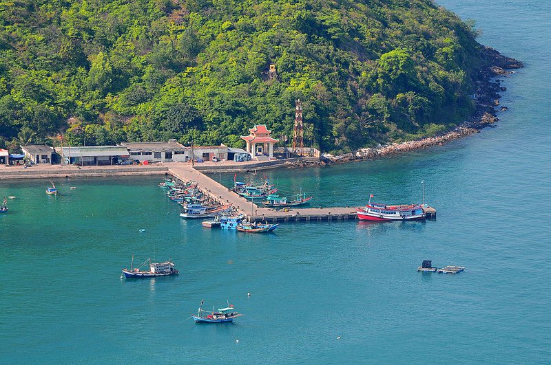 Hòn Ngang có bến cảng êm sóng nhất Nam Du nên thu hút hàng ngàn tàu thuyền, ghe xuồng và những lồng bè nuôi cá.